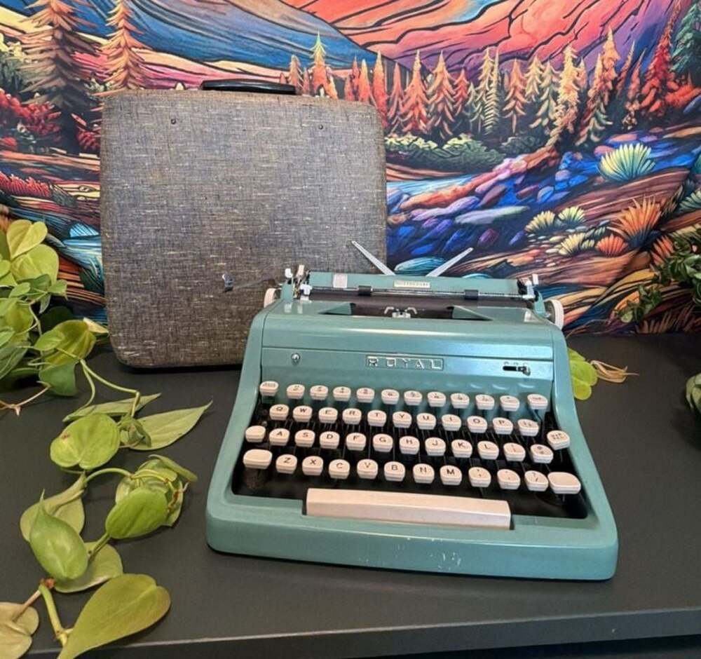 Vintage Royal Quiet De Luxe Portable Manual Typewriter in Green with Case